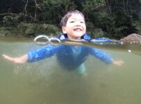 笑顔で泳ぐ幼児