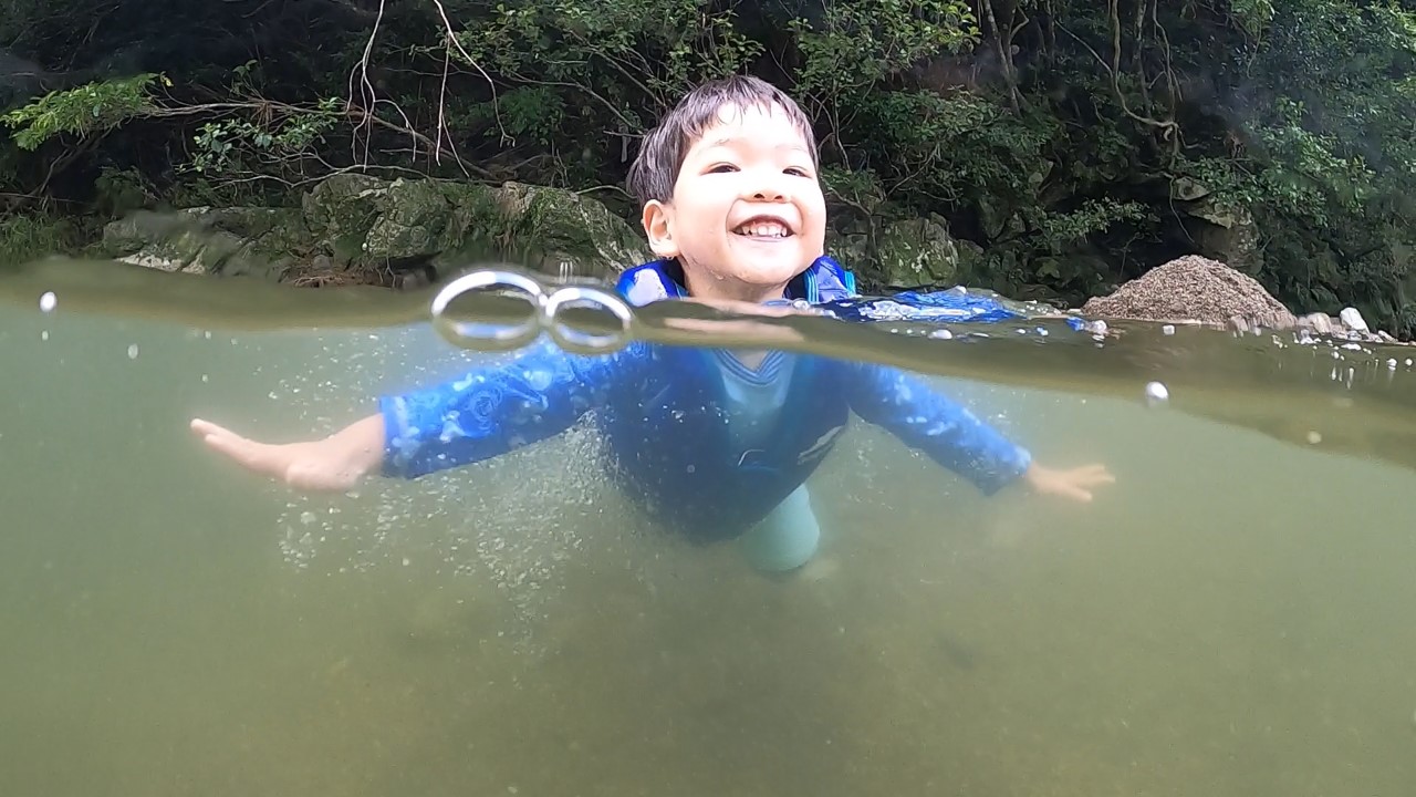 笑顔で泳ぐ幼児