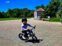 自転車に乗って笑顔の2歳児