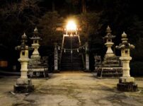 夜の神社の階段