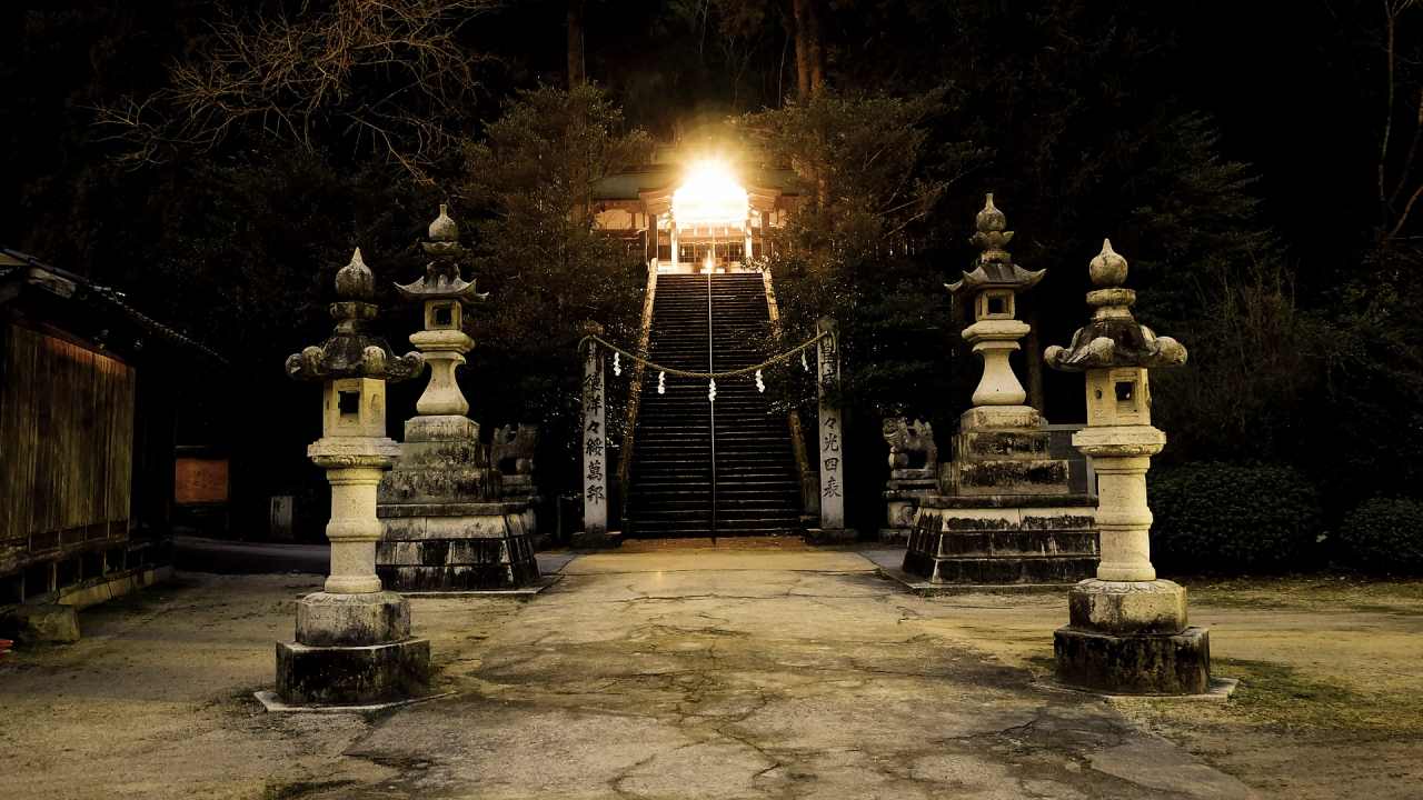 夜の神社の階段