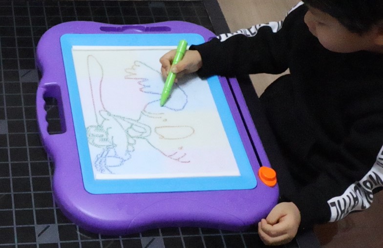 3歳2ヶ月の子供が描いているグーフィー