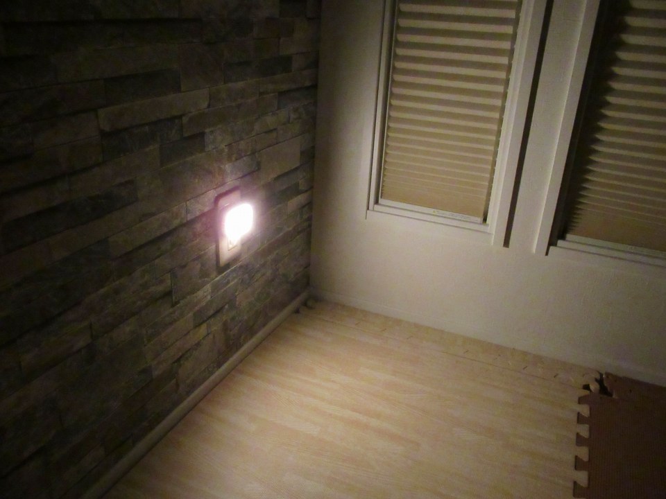 コンセントライトで廊下を照らす 高機能のLYRIDZナイトライトレビュー - ゆとらいむ 家づくりと暮らしｗｅｂ